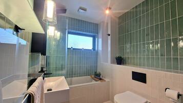 Appartamento City | Bagno | Asciugacapelli, asciugamani, carta igienica