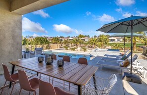 Outdoor dining - Calm Palm Retreat - Contemporary resort home at Desert Princess (Cathedral City)