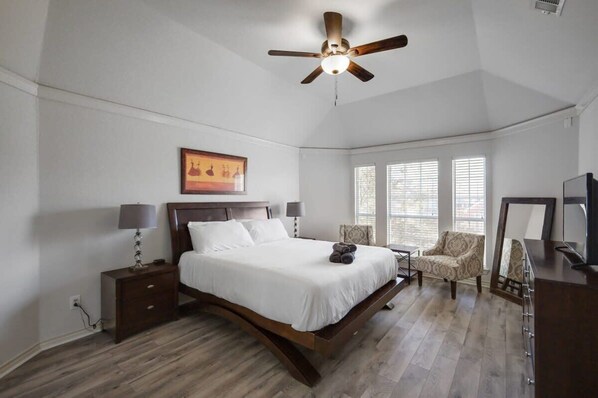 5 bedrooms, desk, iron/ironing board, WiFi