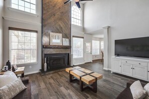 Fernseher, Kamin, Arbeitsbereiche