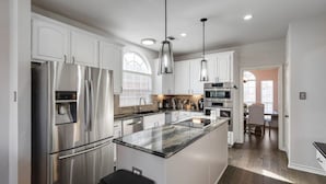 Coffee/tea maker, fridge, microwave, oven - Dream Vacay in Central Plano - Pool & Grill (Plano)