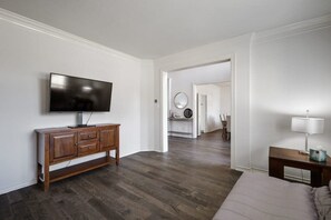 5 Schlafzimmer, Schreibtisch, Bügeleisen/Bügelbrett, WLAN