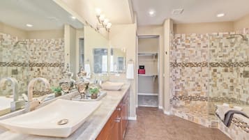 Combined shower/bathtub, hair dryer, towels