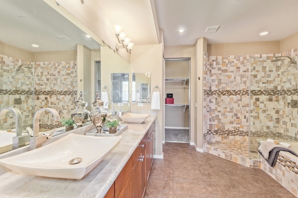 Combined shower/tub, hair dryer, towels