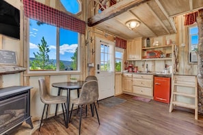 Fridge, microwave, coffee/tea maker, toaster - Heavenly Haven Treehouse (Larkspur)