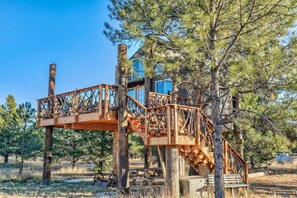 Exterior - Heavenly Haven Treehouse (Larkspur)