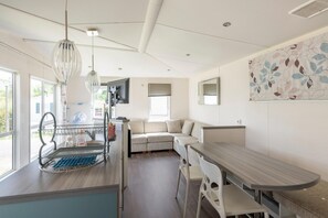 Dining - Mobile Home in Veuzain-sur-Loire with Garden (CHAUMONT SUR LOIRE)