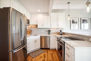 ثلاجة، ميكروويف، فرن، موقد طهي مسطح