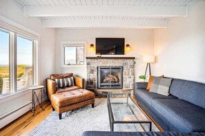 TV, fireplace, printers - 777 Ocean - Beachfront! (Cannon Beach)