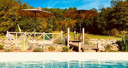 Un espace magnifique, des jardins et une piscine pour se détendre et profiter.