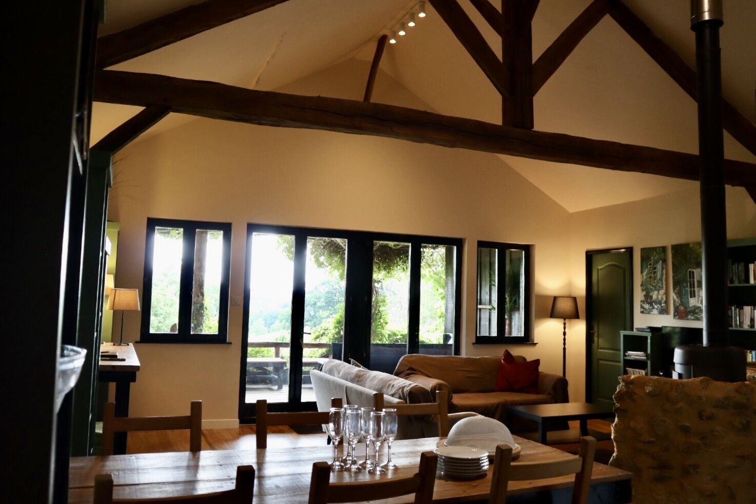 Televisie, een open haard, een dvd-speler en boeken