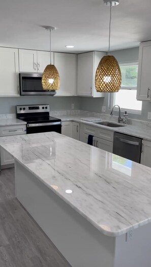 Fridge, microwave, oven, stovetop - Longboat Key beach house - 5 min walk to the beaches and top local restaurants (Longboat Key)