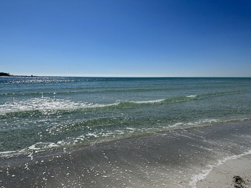 Longboat Key beach house - 5 min walk to the beaches and top local restaurants
