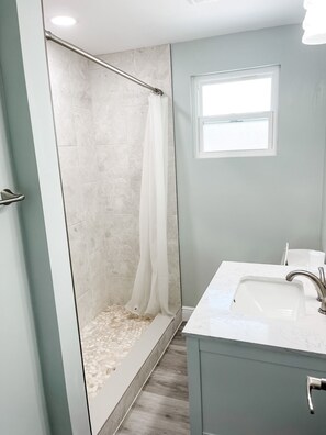 シャワー、タオル、石鹸、トイレットペーパー