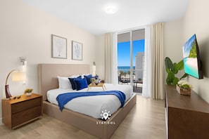 2 habitaciones, escritorio y tabla de planchar con plancha