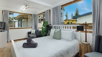 4 bedrooms, desk, iron/ironing board, free WiFi