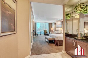 خزنة داخل الغرفة ومكتب ومكواة/لوح كي وواي فاي مجانًا