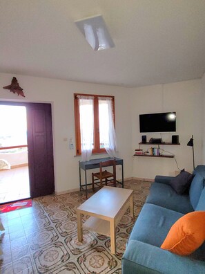 Smart TV, ping pong, books, stereo