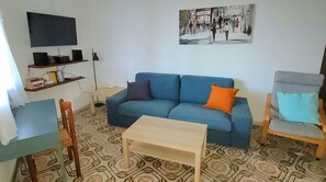 Smart-TV, Tischtennisplatte, Bücher, Stereoanlage