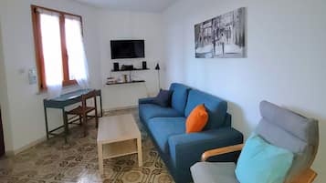 Smart-tv, ett bordtennisbord, böcker och en stereo