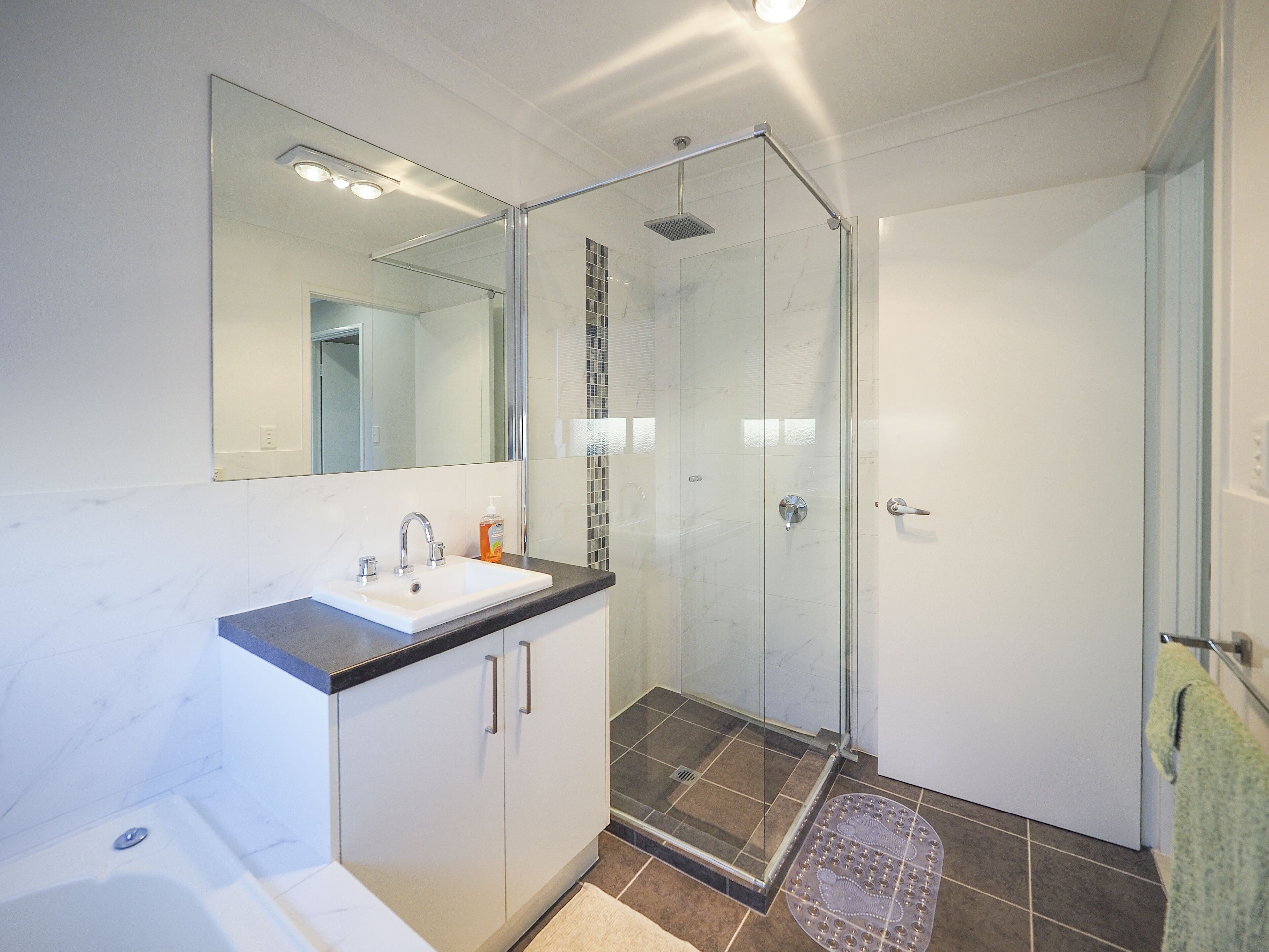 Regadera, secadora de cabello, pantuflas, bidet 