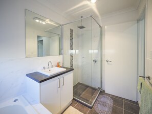 Douche, sèche-cheveux, chaussons, bidet