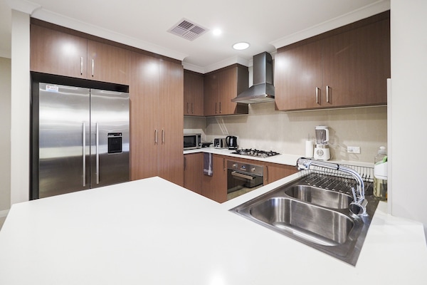 Frigorífico, microondas, horno y lavavajillas