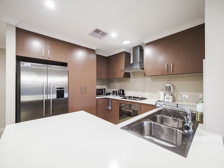 Fridge, microwave, oven, dishwasher. Beautiful Family Home Near Shops.