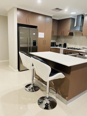 ثلاجة، ميكروويف، فرن، غسالة أطباق