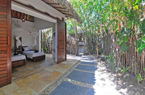 Beautiful garden beach house - Castelo do Vento, Prea, Brazil.