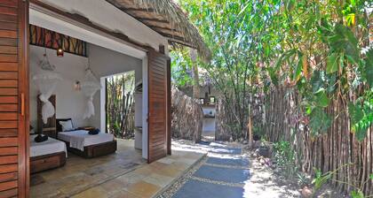 Beautiful garden beach house - Castelo do Vento, Prea, Brazil.