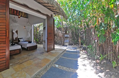 Beautiful garden beach house - Castelo do Vento, Prea, Brazil.