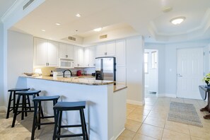 Réfrigérateur, four à micro-ondes, un four, surface de cuisson