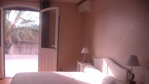 A bedroom with a bed, bedside tables, and a window. - CHARMING HOUSE WITH PRIVATE POOL (Prunelli-di-Fiumorbo)