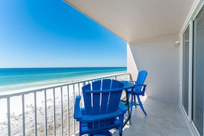 Outdoor dining - Island Princess 613 - 2 BD Beachfront w/ Spectacular Views! (Fort Walton Beach)