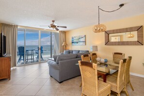 Fernseher, DVD-Player, Bücher