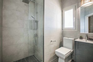 Kombinert dusj/badekar og håndklær