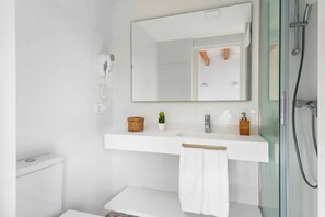 Combined shower/tub, towels