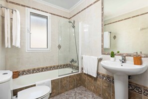 Combinació de dutxa i banyera i tovalloles 