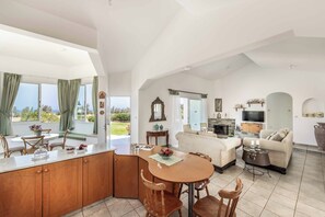 Smart TV, fireplace, table tennis