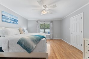 3 habitaciones, escritorio y tabla de planchar con plancha