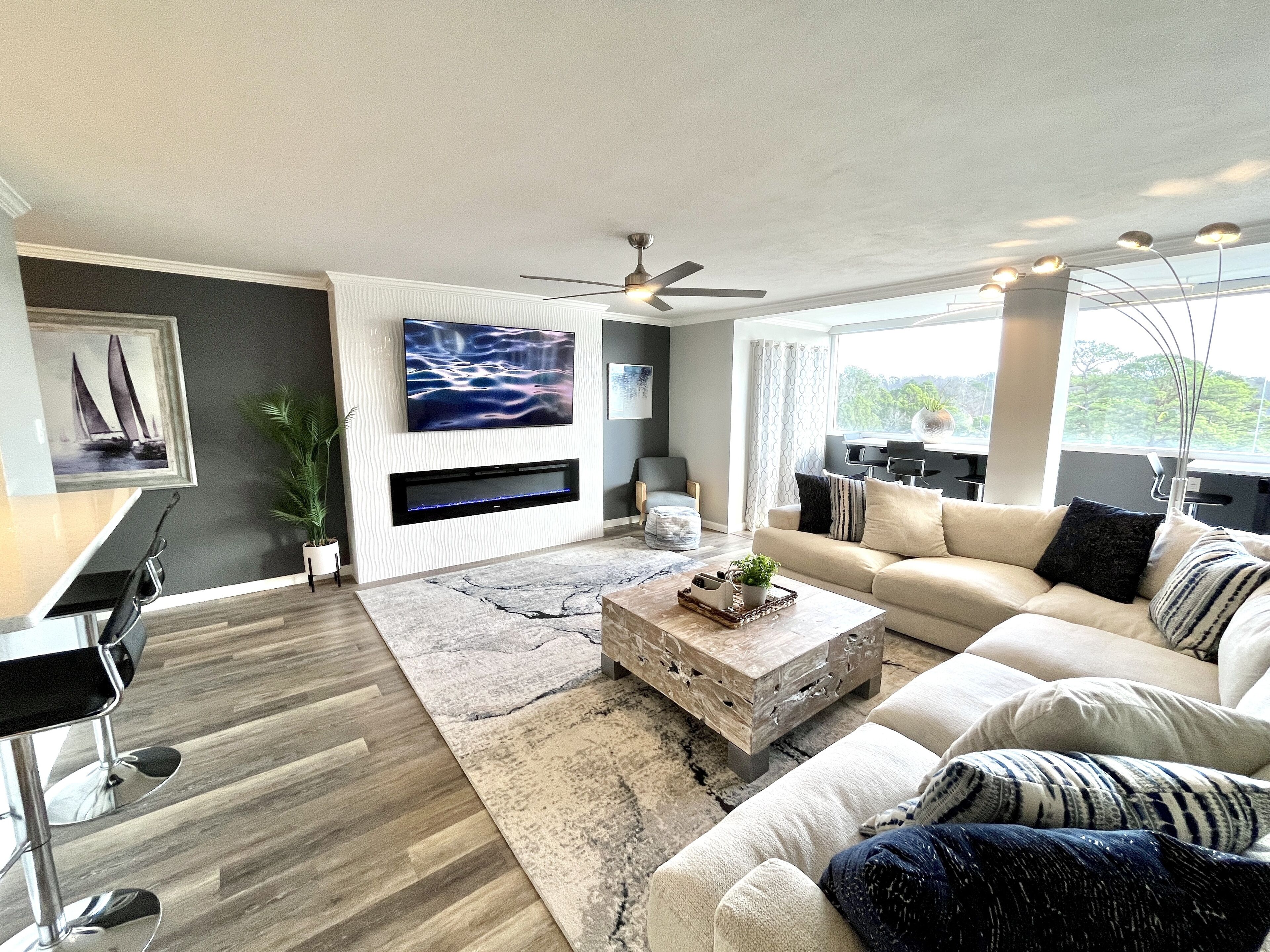 Lago Vista - Lakeside Luxury