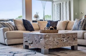 Smart TV, chimenea, tenis de mesa y libros 