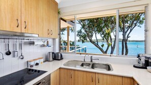 Full-sized fridge, microwave, oven, stovetop