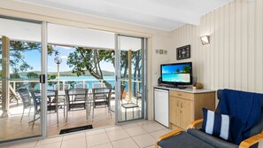 Smart TV, books - Waterfront Apartment - Soldiers Point (Soldiers Point)