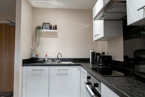 Réfrigérateur, four à micro-ondes, un four, surface de cuisson