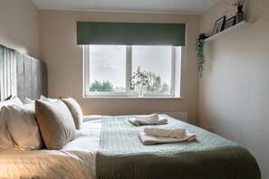 1 bedroom, iron/ironing board, WiFi, bed sheets - Modern & Spacious 1 Bed Apartment in Manchester (Salford)