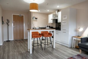 Fridge, microwave, oven, stovetop - Modern & Spacious 1 Bed Apartment in Manchester (Salford)
