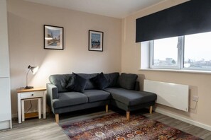 TV, offices - Modern & Spacious 1 Bed Apartment in Manchester (Salford)
