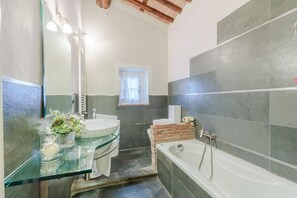 Badewanne, Haartrockner, Handtücher